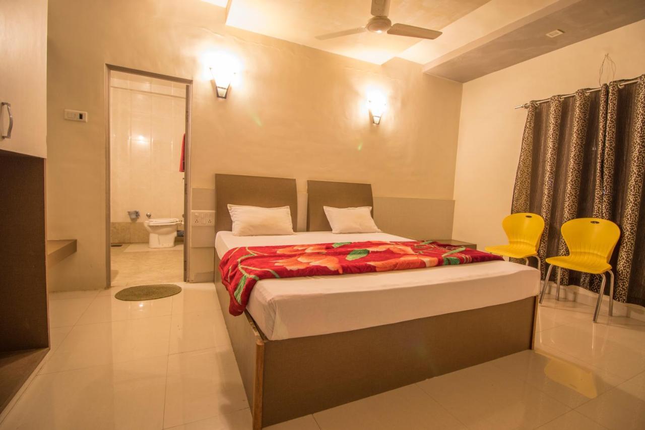 Hotel Yogiraj Palace Shegaon Buitenkant foto