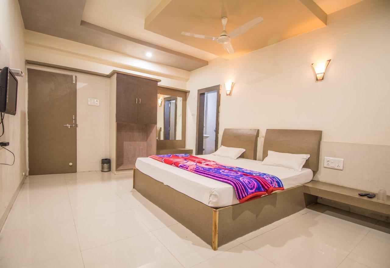 Hotel Yogiraj Palace Shegaon Buitenkant foto