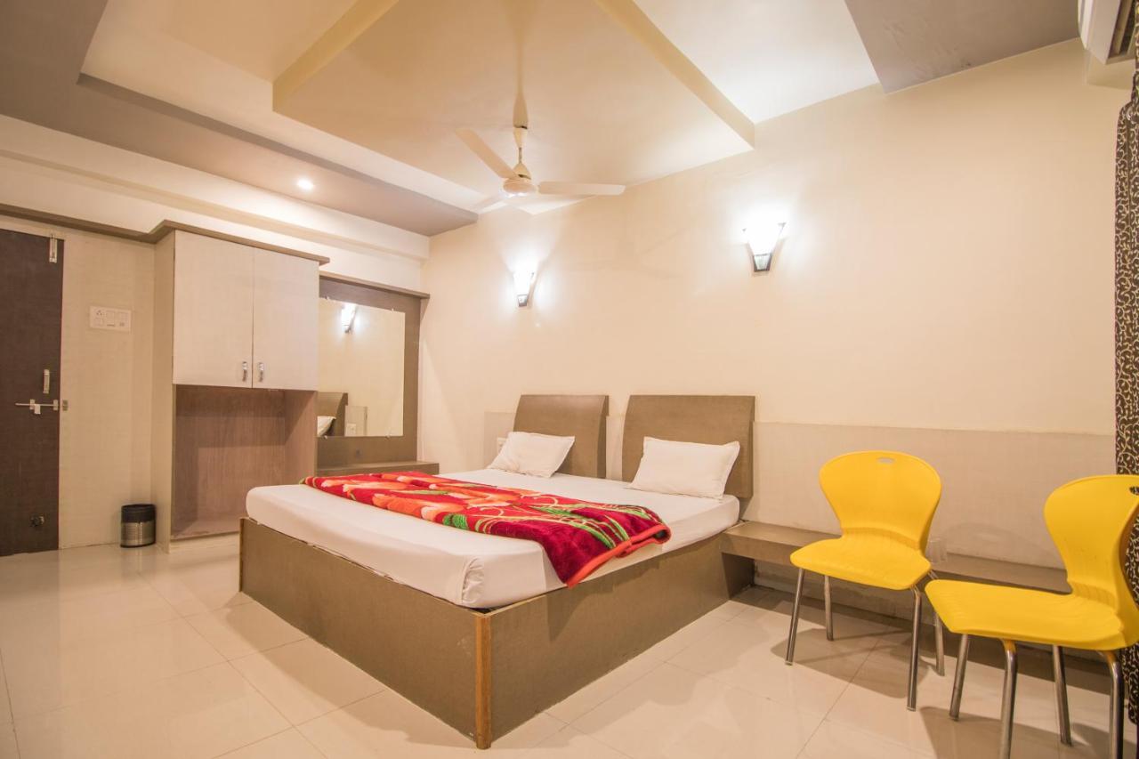 Hotel Yogiraj Palace Shegaon Buitenkant foto
